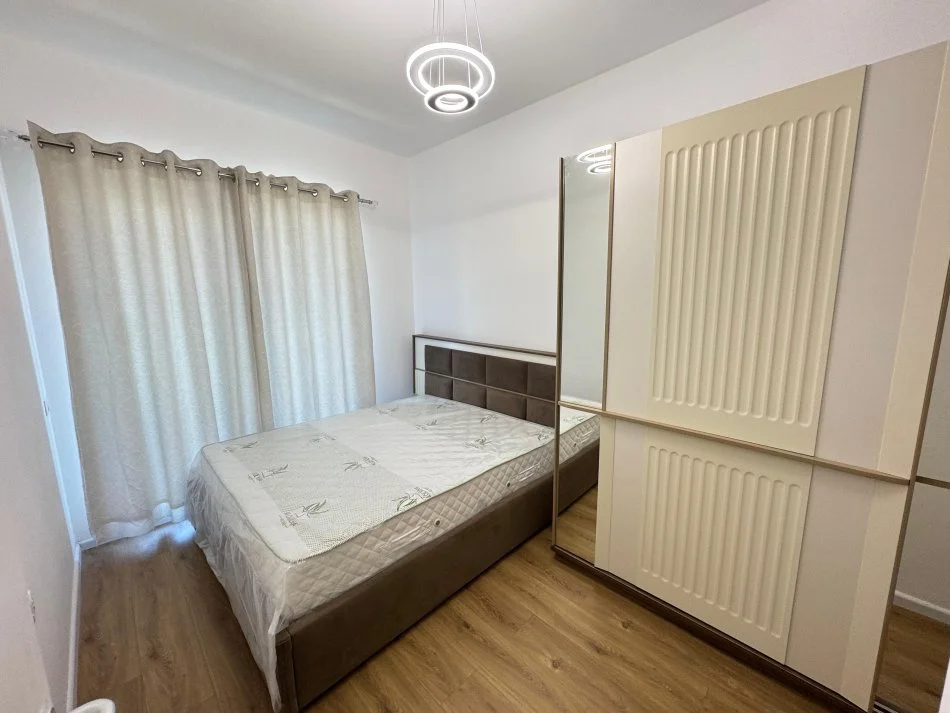 Tirane, jepet me qera apartament 1+1 Kati 2, 53 m² 450 € (Rezidenca oxa)