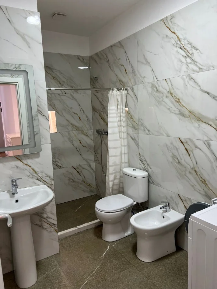 Tirane, jepet me qera apartament 1+1 Kati 5, 80 m² 400 € (Fresk)