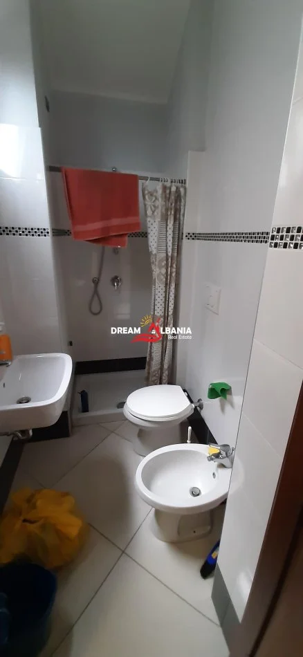 Tirane, jepet me qera garsoniere Kati 1, 30 m² 300 € (ne Kinostudio, prane “Kopshtit Lala”)