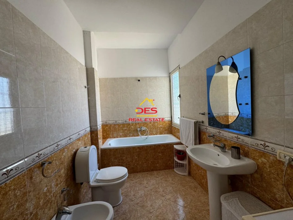 Vlore, jepet me qera apartament 2+1+Ballkon Kati 8, 110 m² 400 € (Rruga Gjergj Kastrioti)