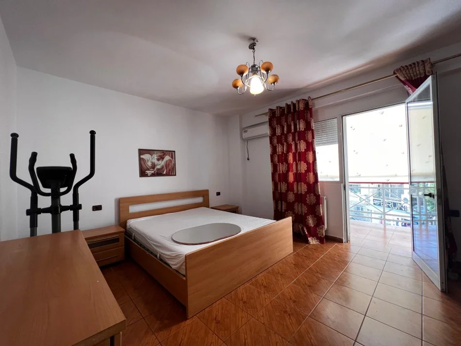 Tirane, jepet me qera apartament 2+1 , 1.200 € (blloku)