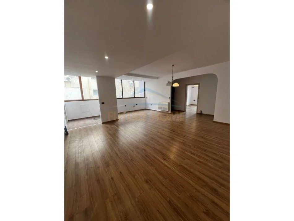 Shqiperi, shitet apartament 3+1 Kati 2, 121 m² 250.000 € (SAMI FRASHERI)