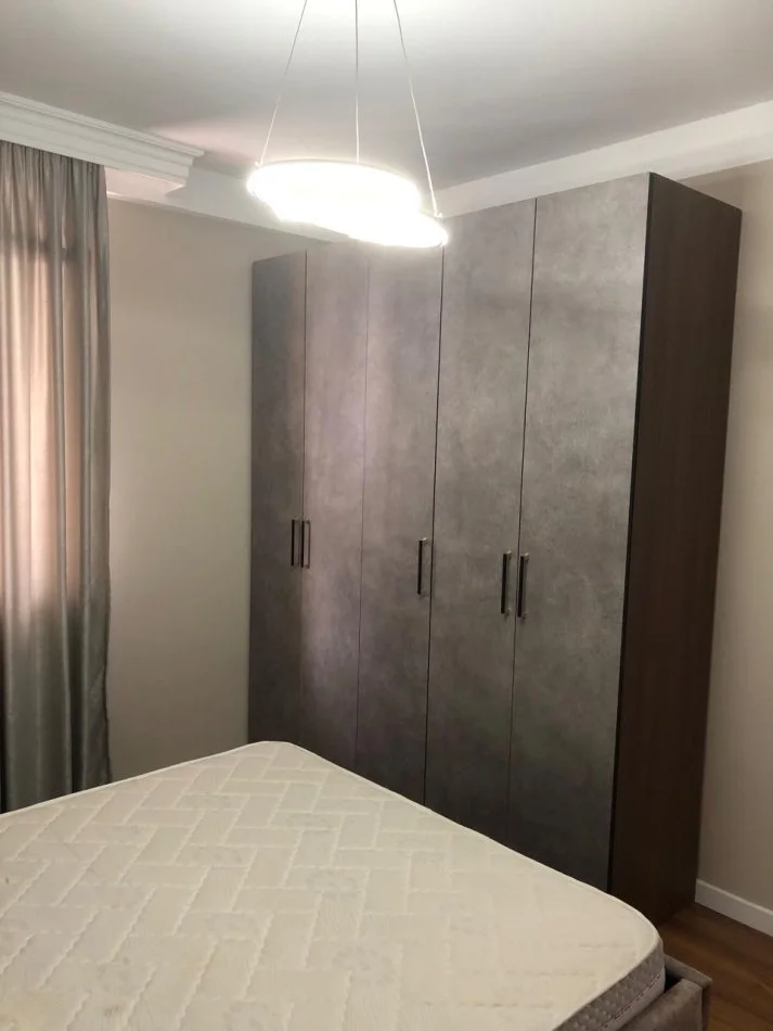 Tirane, jepet me qera apartament 2+1+Ballkon , 100 m² 800 € (Rruga e kavajes)