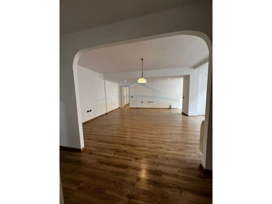 Shqiperi, shitet apartament 3+1 Kati 2, 121 m² 250.000 € (SAMI FRASHERI)