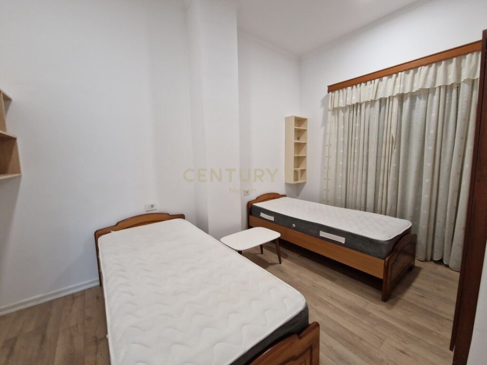 Tirane, jepet me qera 2+1 Kati 1, 121 m² 700 € (Rruga Peti)