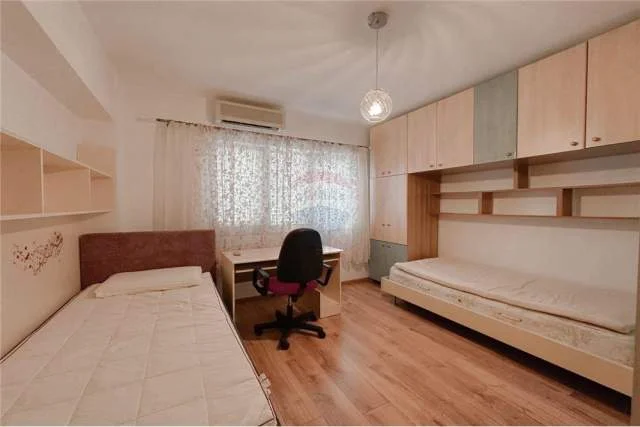 Tirane, jepet me qera apartament 2+1 Kati 2, 120 m² 900 Euro (Bllok)