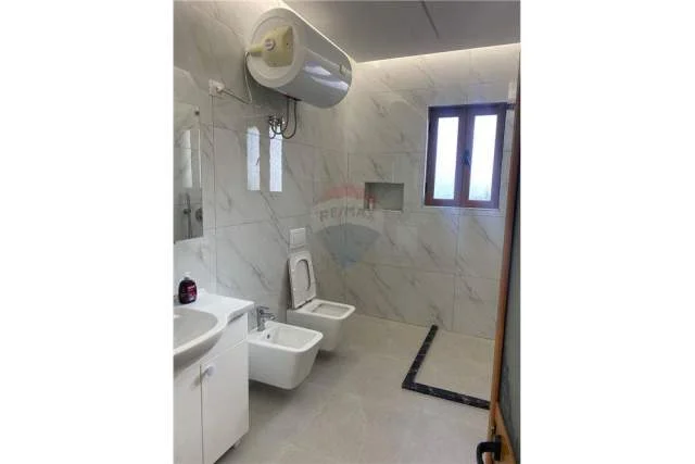 Tirane, jepet me qera apartament 3+1 Kati 1, 134 m² 800 Euro (Don Bosko)