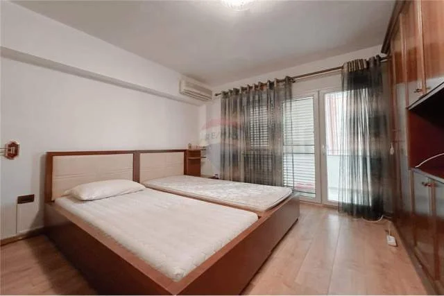 Tirane, jepet me qera apartament 2+1 Kati 2, 120 m² 900 Euro (Bllok)