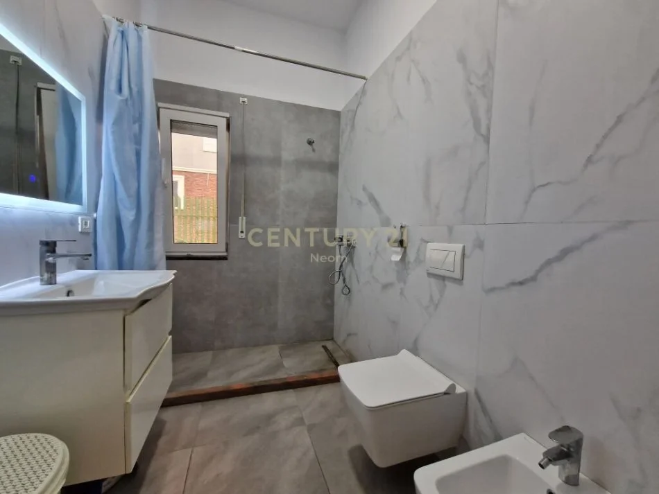 Tirane, jepet me qera 2+1 Kati 1, 121 m² 700 € (Rruga Peti)