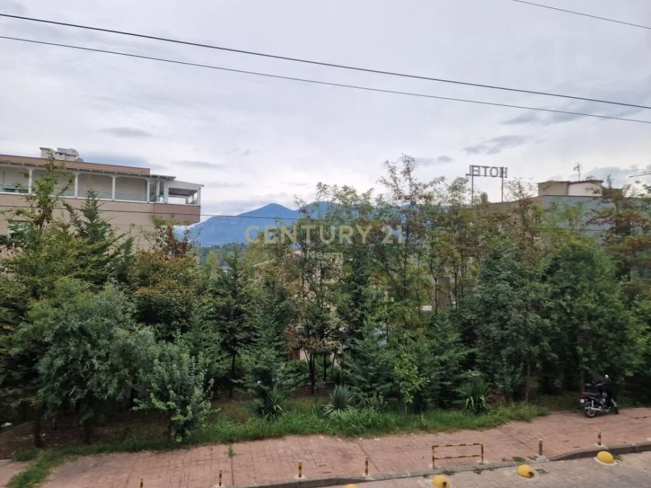 Tirane, jepet me qera 2+1 Kati 1, 121 m² 700 € (Rruga Peti)