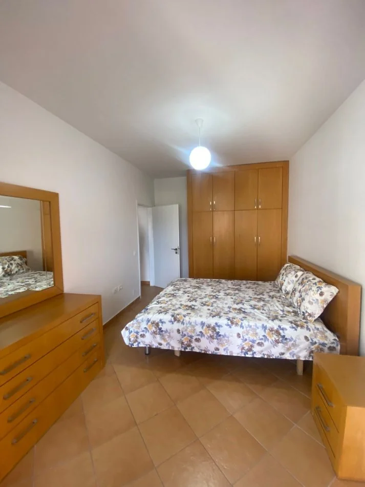 Tirane, jepet me qera apartament 2+1+Ballkon Kati 2, 80 m² 600 € (Fillim i Rruges Peti Kopshti Zoologjik)