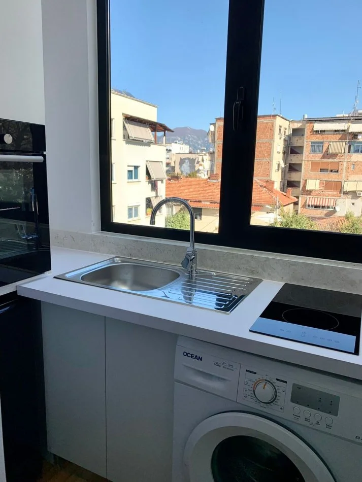 Tirane, shitet garsonier 1+1 Kati 4, 43 m² 140.000 € (Rruga Fortuzi)