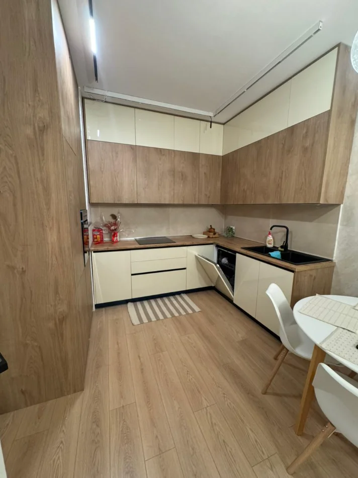 Tirane, jepet me qera apartament 2+1+Ballkon Kati 4, 94 m² 1000 € (Galeria Qender)