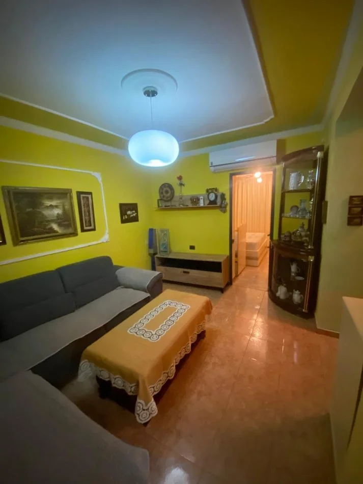 Tirane, jepet me qera apartament 2+1 Kati 1, 90 m² 450 € (Kinostudio)