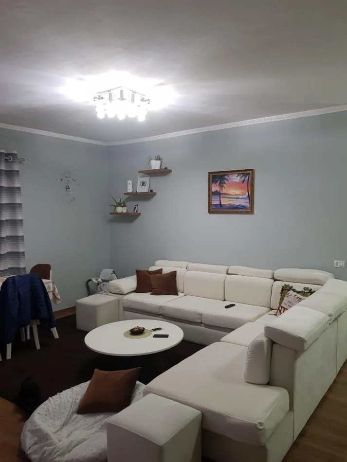 Tirane, jepet me qera apartament 2+1+Ballkon ,