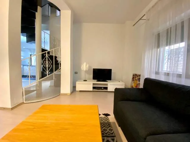 Tirane, jepet me qera Vile Kati 0, 265 m² 1.150 Euro (Pazari i Ri)