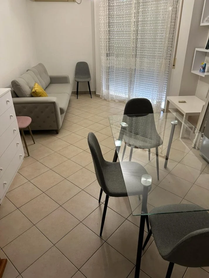 Tirane, jepet me qera apartament 1+1 Kati 5, 64 m² 500 € (Rruga Elbasanit)