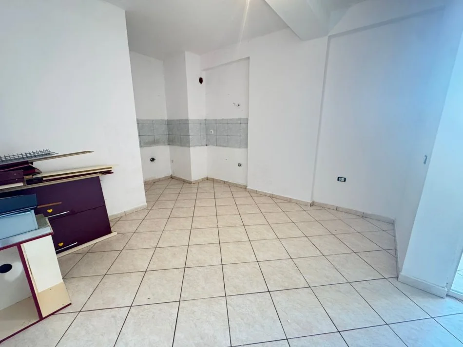 Tirane, shitet apartament 2+1+Ballkon Kati 5, 118 m² 150.000 € (Astir Prane Vila L Me Hipoteke)
