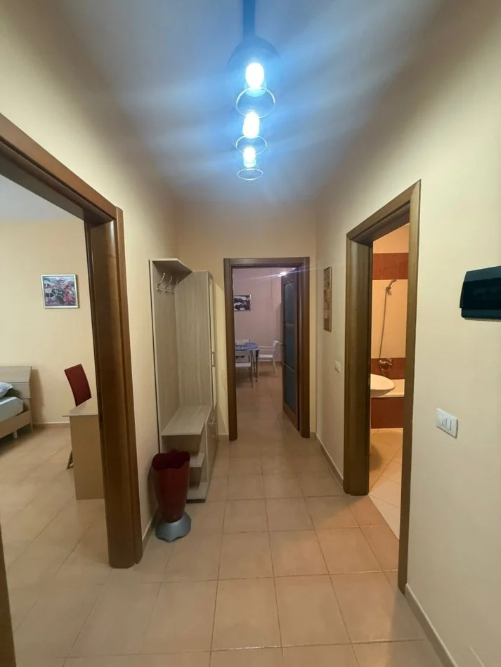 Tirane, jepet me qera apartament duplex 2+1 Kati 2, 100 m² 880 € (Rruga Mustafa Matohiti)