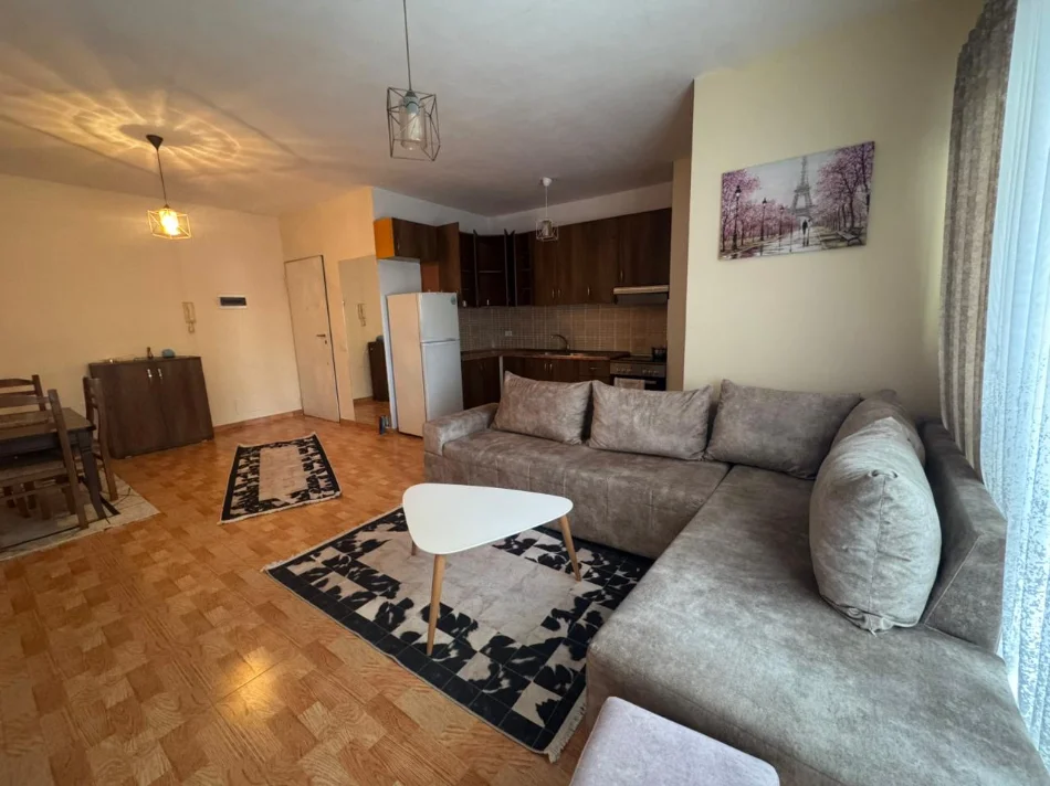 Tirane, jepet me qera apartament 2+1+Ballkon Kati 2, 80 m² 580 € (Reuga e Dafinave)