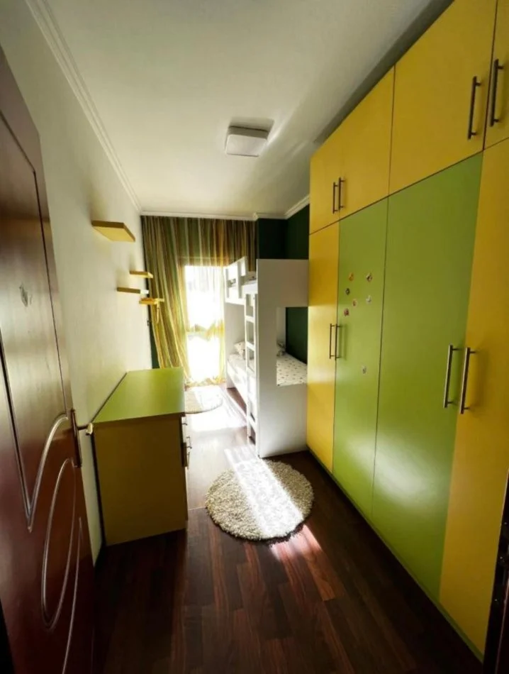 Tirane, jepet me qera apartament 2+1+Ballkon Kati 4, 112 m² 800 € (Rrugen e Kavajes)