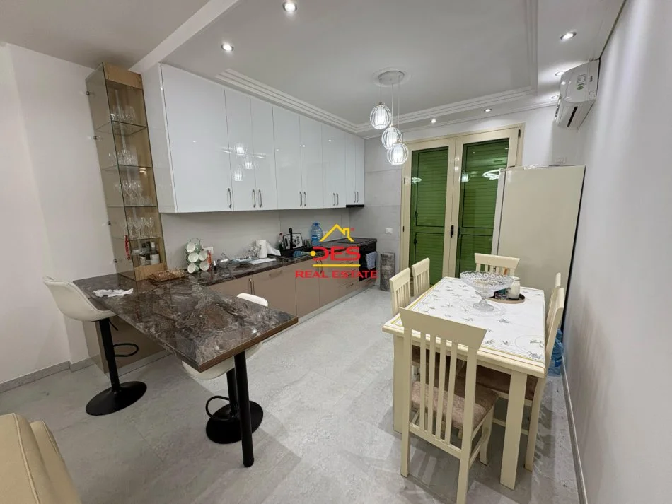 Vlore, shitet apartament 2+1+Ballkon Kati 3, 113 m² 290.000 € (Rruga Murat Tèrbaçi)