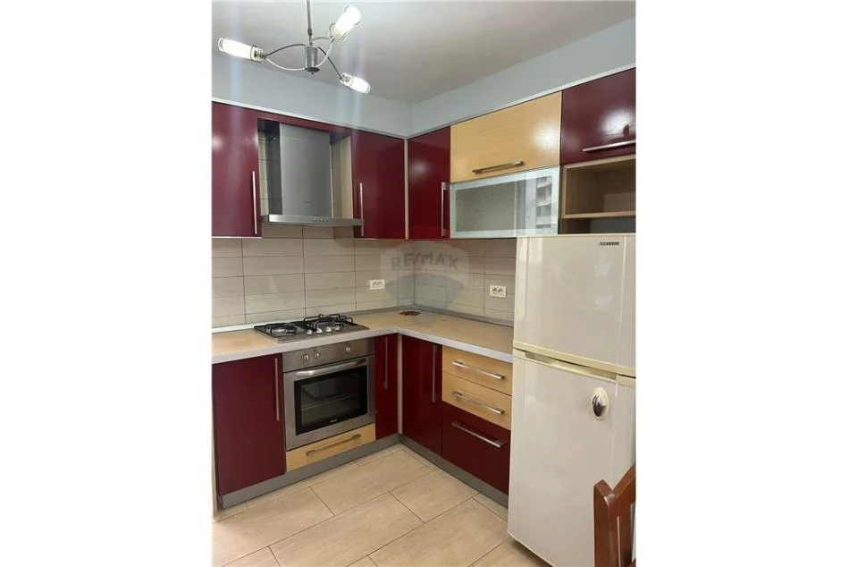 Tirane, jepet me qera apartament 1+1 Kati 4, 65 m² 500 € (Bllok)