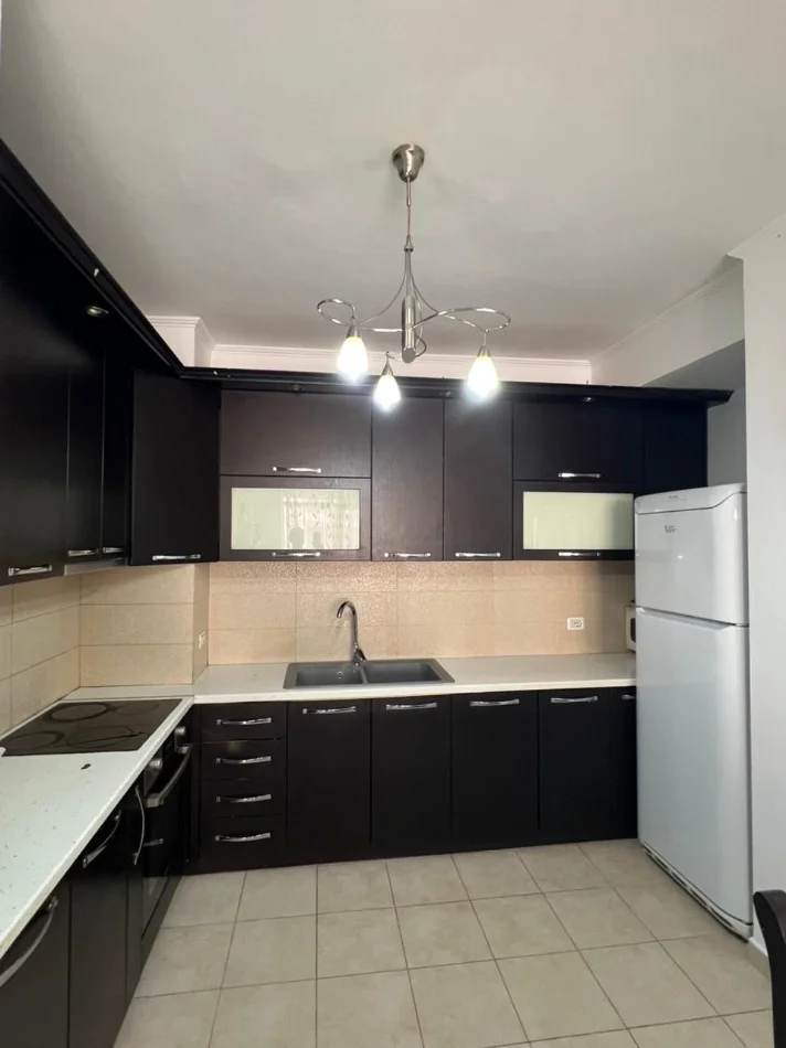 Tirane, jepet me qera apartament 2+1 Kati 3, 90 m² 450 € 