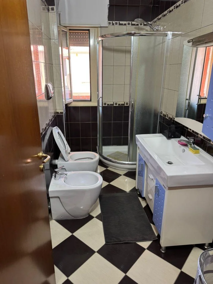 Vlore, jepet me qera apartament 2+1+Ballkon , 500 € (Rruga Fejzo Mema)