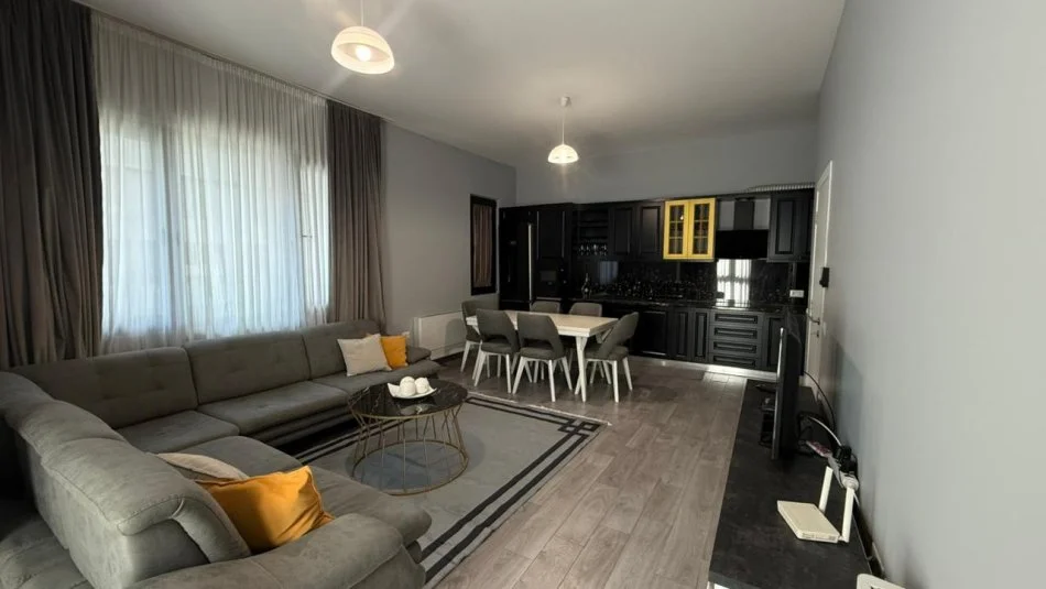 Tirane, jepet me qera apartament 3+1+Ballkon Kati 5, 145 m² 1.200 € (Square 21)
