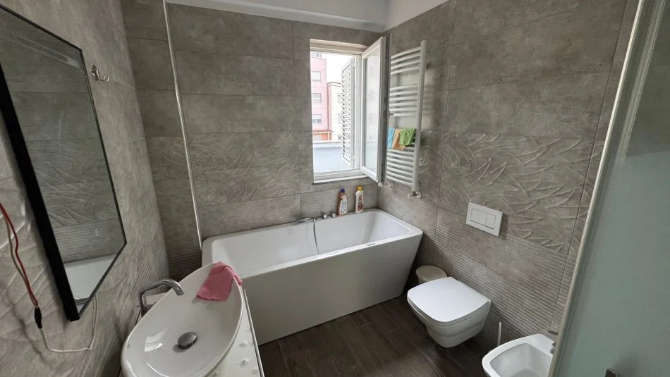 Tirane, jepet me qera apartament 2+1+Ballkon Kati 8, 230 m² 600 € (Fresk)