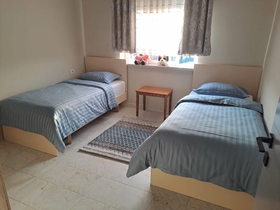 Tirane, jepet me qera apartament 2+1+Ballkon Kati 4, 80 m² 550 € (rruga irfan tomini)