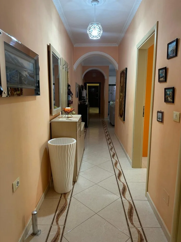 Vlore, jepet me qera apartament 2+1+Ballkon Kati 3, 117 m² 500 € (Perball me kopshtin Binjaket, Kali i Trojes, Vlore) rv46736