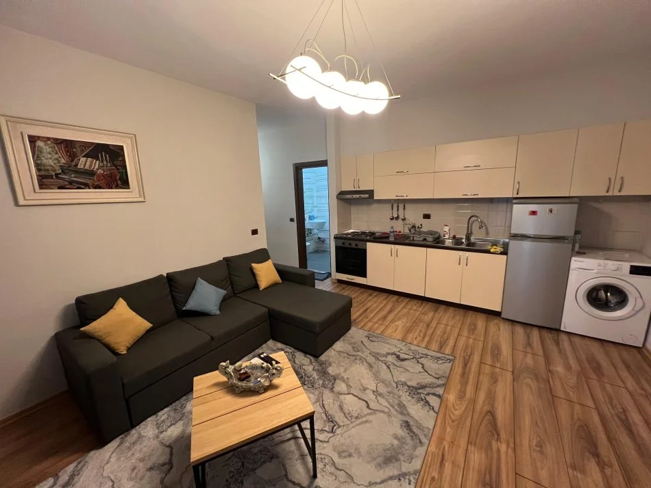 Tirane, jepet me qera apartament 2+1+Ballkon Kati 2, 850 € (Myslym Shyri)