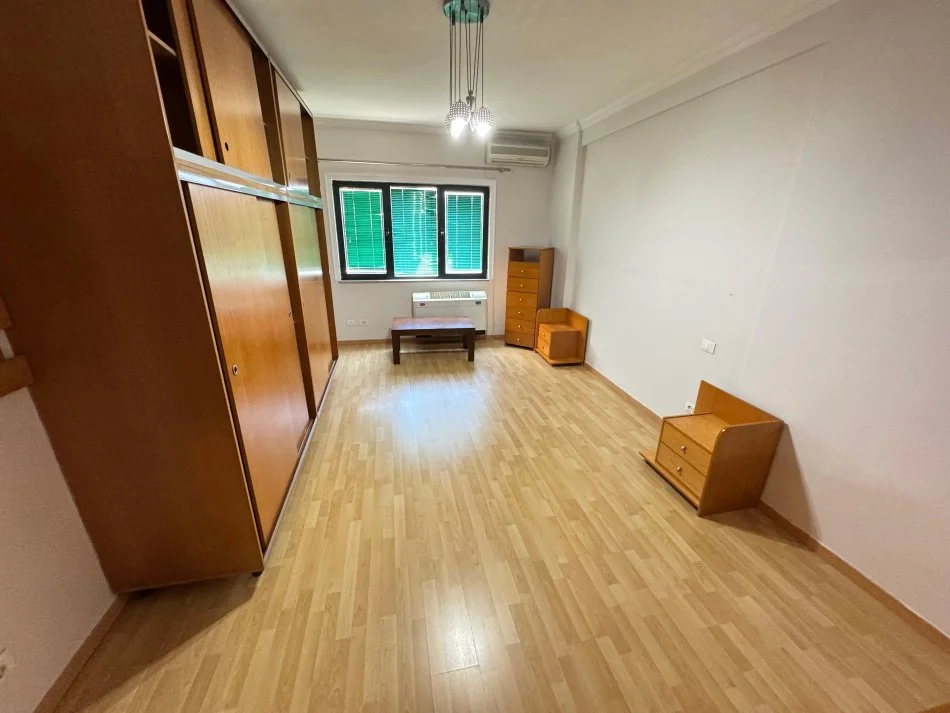 Tirane, jepet me qera 2+1+Ballkon Kati 8, 100 m² 700 € (Stacioni i Trenit, Prane Postes)