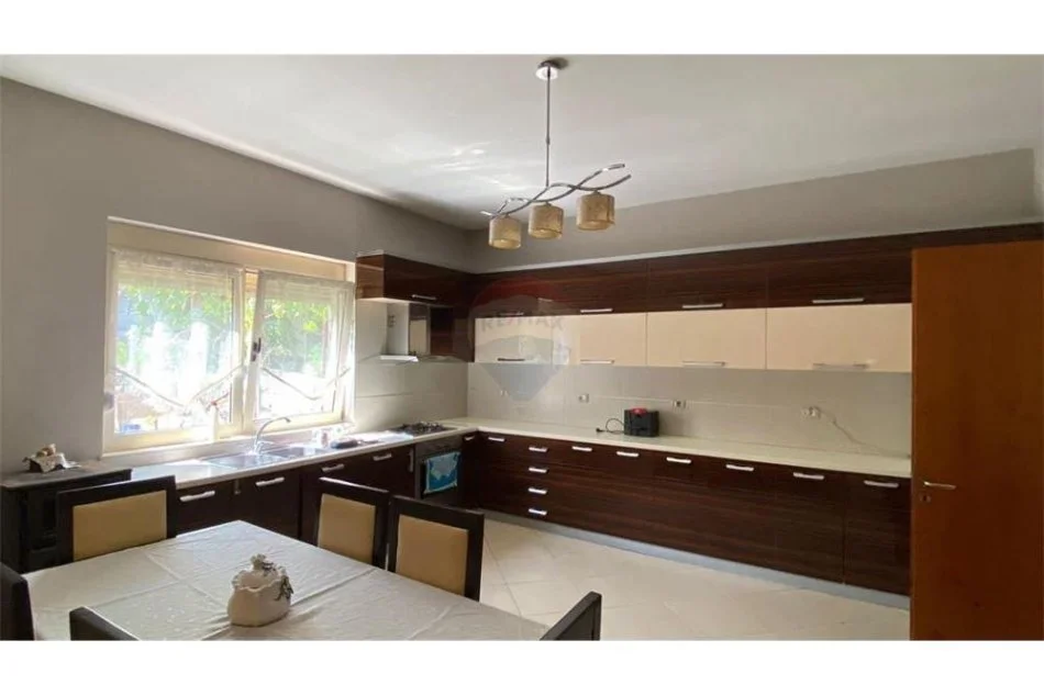 Tirane, jepet me qera Vile 1+1 Kati 1, 120 m² 400 € (Rruga Frang Bardhi)