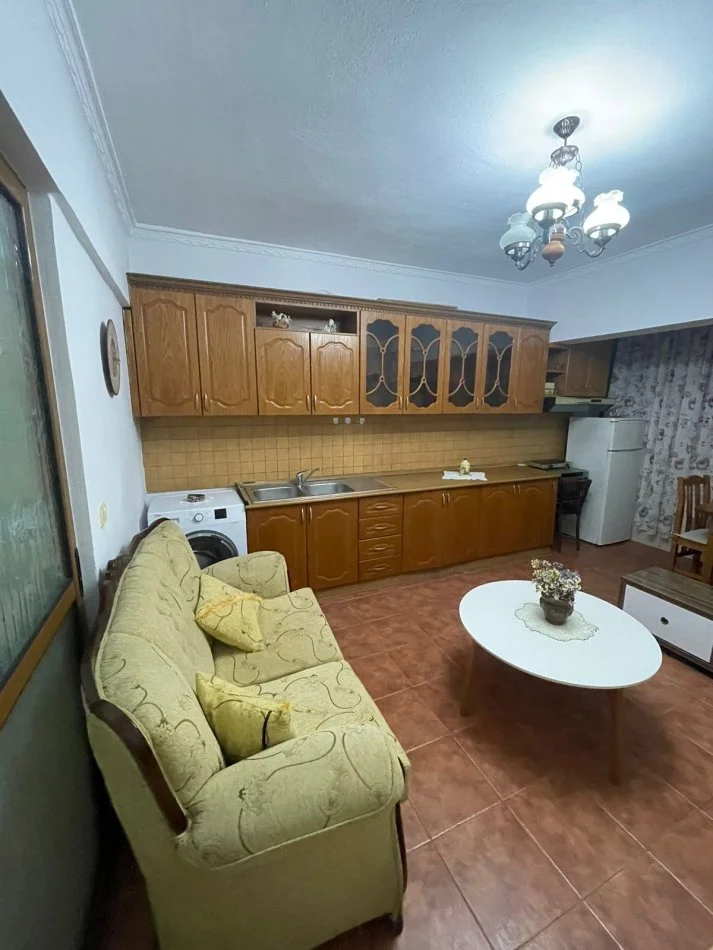 Tirane, jepet me qera 2+1 , 420 € 