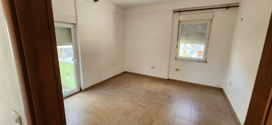 Tirane, jepet me qera apartament 2+1 Kati 4, 102 m² 450 € (Rruga Jordan Misja)
