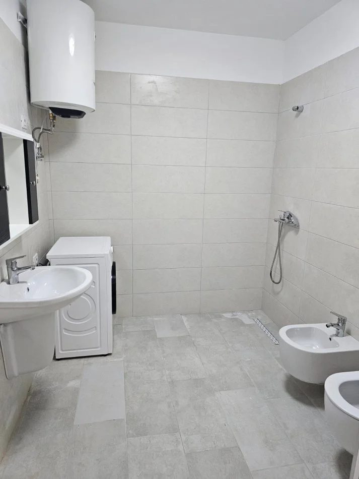 Tirane, jepet me qera apartament 1+1 Kati 10, 80 m² 500 € (Ish Fusha e Aviacionit)
