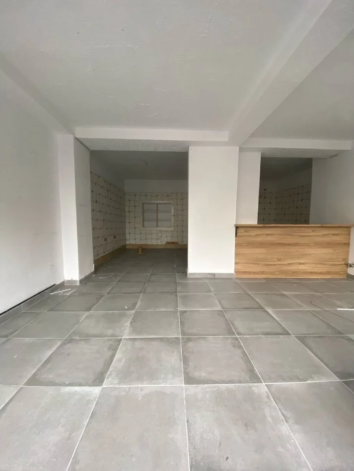 Tirane, jepet me qera dyqan Kati 0, 60 m² 800 € (Rruga e Kavajes)