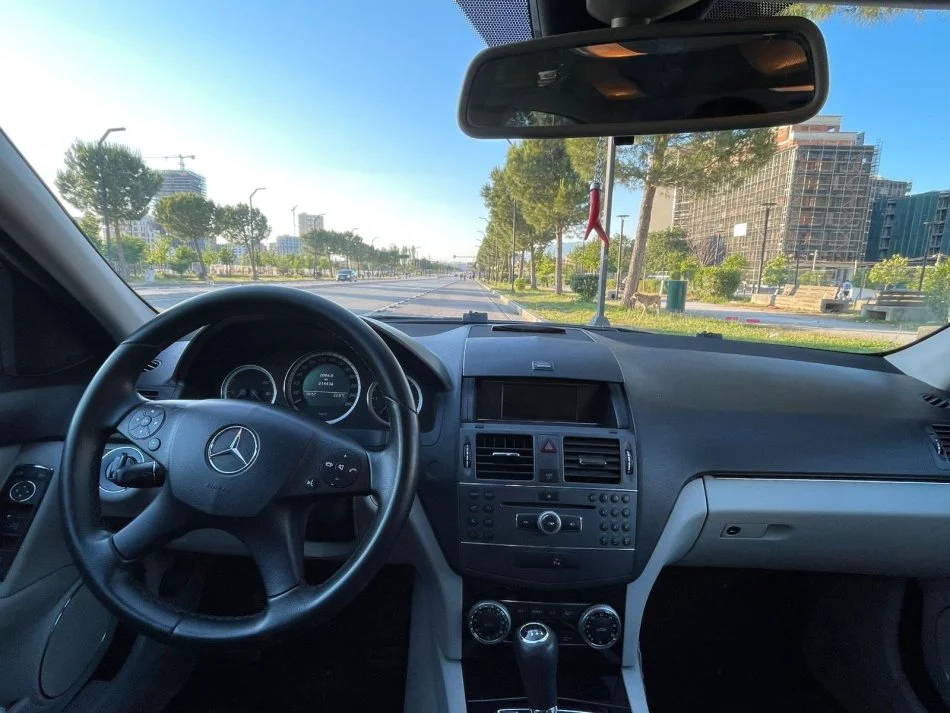 Tirane, shitet makine Mercdes Benz Nafte, e bardhë manuale Klima 210 km 6.500 €