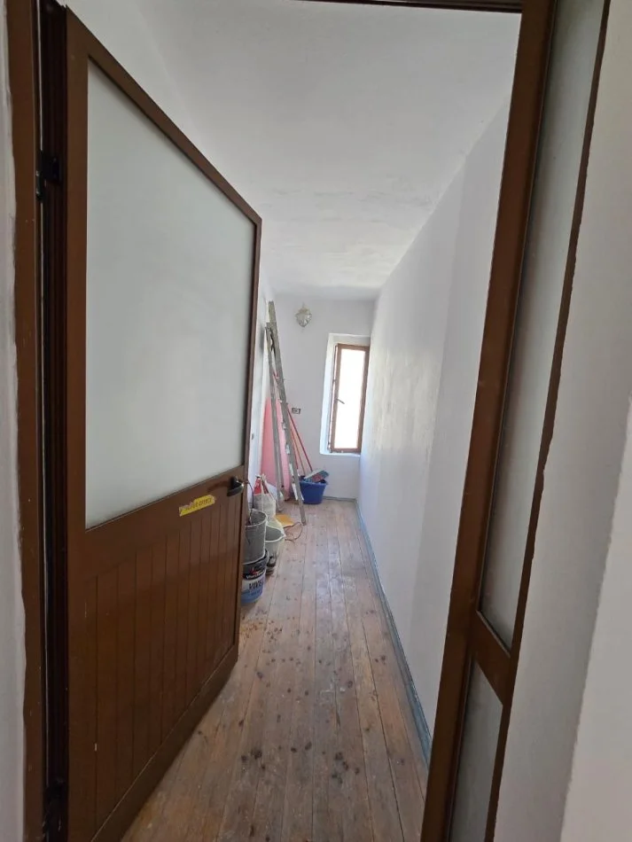 Shitet Apartment Te Rr Bardhyl Në Rr Kryesore Afër Spitaleve sipërfaqja 77m²