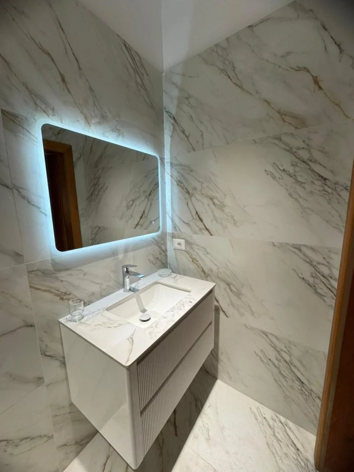 Tirane, jepet me qera apartament 1+1+Ballkon Kati 3, 60 m² 400 € (afer Shkolles Marin Barleti)