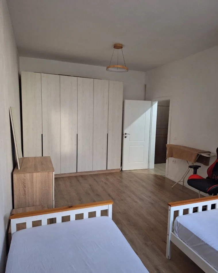 Tirane, jepet me qera apartament 1+1+Ballkon Kati 2, 75 m² 600 € (rruga e Barrikadave prane Gjimnazit Sami Frasheri)