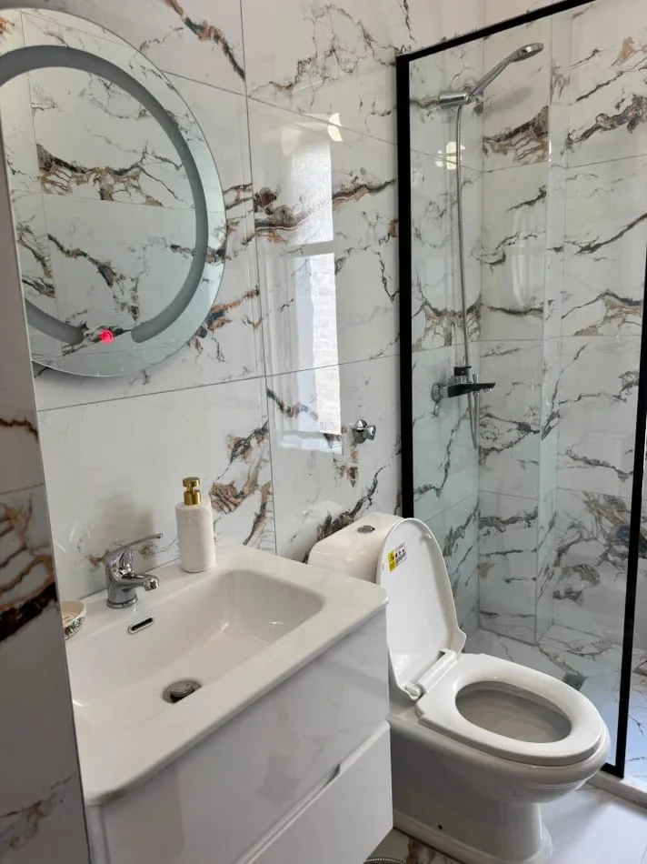 Tirane, jepet me qera apartament 1+1 Kati 3, 70 m² 500 € (Rr.Dibres perball Shkolles se Bashkuar)