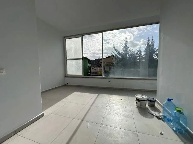 Tirane, shitet dyqan Kati 1, 42 m² 45.000 Euro (Yzberisht)