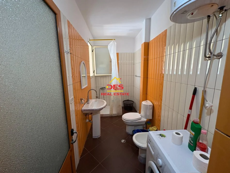 Vlore, jepet me qera apartament 1+1+Ballkon Kati 5, 70 m² 500 € (Rruga Murat Tërbaçi)