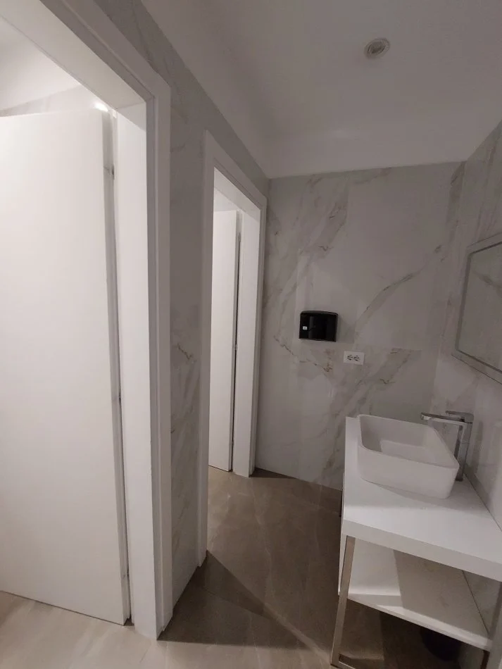 Tirane, jepet me qera zyre Kati 1, 300 m² 6.000 € (Rruga e Kosovareve)