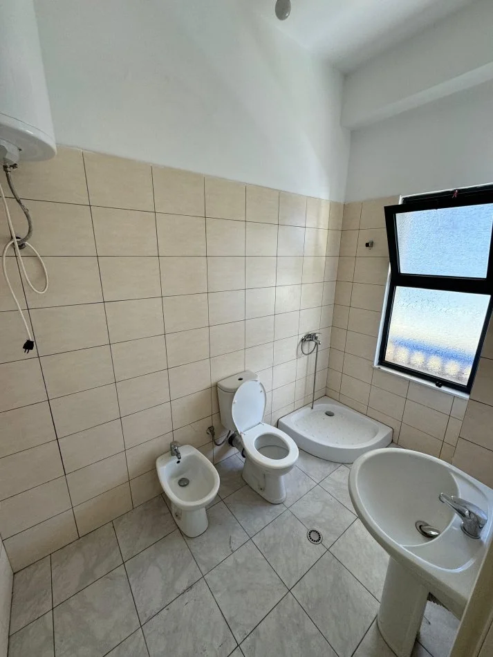 Tirane, shitet apartament 2+1 Kati 1, 131 m² 140.000 € (Unaza e Re)