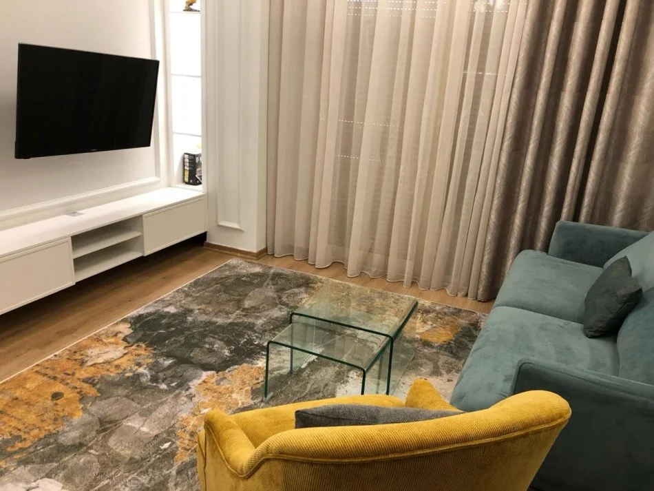 Tirane, jepet me qera apartament 1+1+Ballkon Kati 3, 60 m² 550 € (Ali demi)